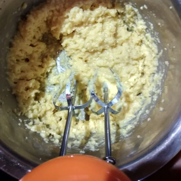 Setelah adonan dingin, masukkan telur satu persatu, mixer hingga rata. Masukkan ke dala piping bag.