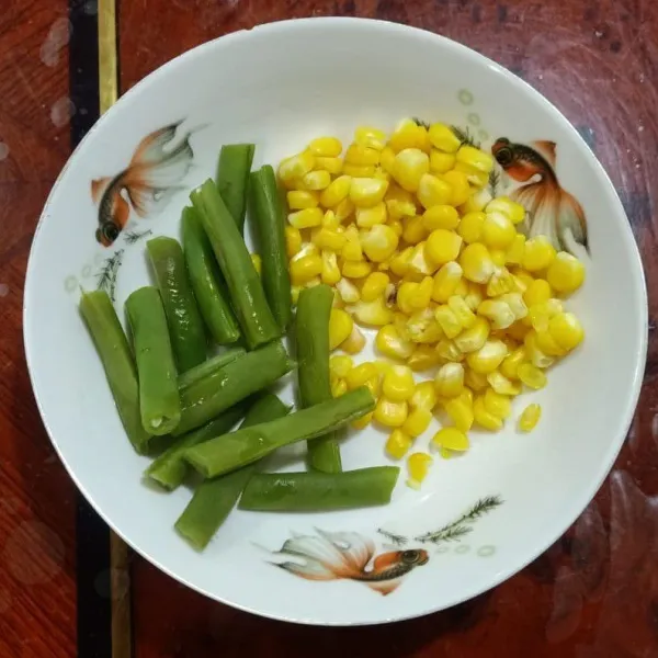 Rebus potongan buncis dan jagung manis yang sudah dipipil