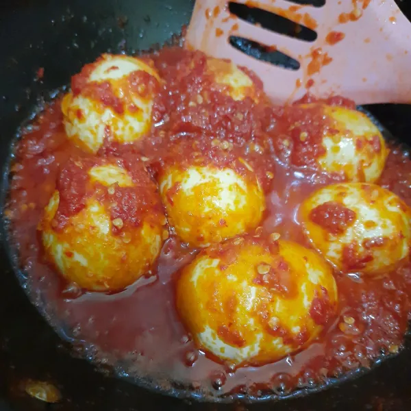 telur balado sudah matang dan siap disajikan.