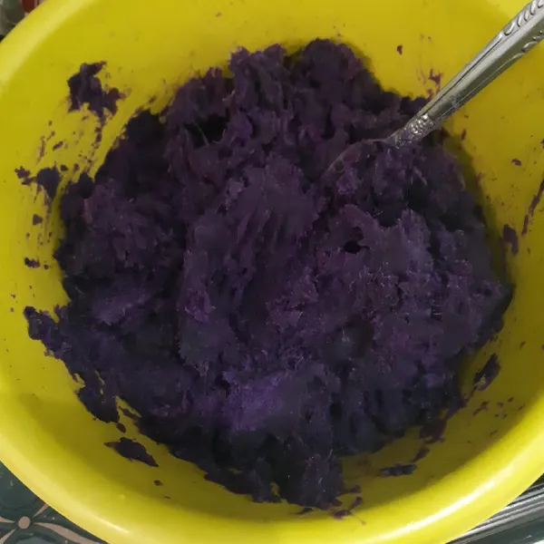 Haluskan ubi ungu menggunakan garpu