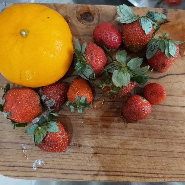 Cuci bersih strawberry dan orange, lalu potong2.