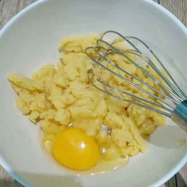 Aduk adonan menggunakan whisk. Tambahkan telur satu persatu sambil terus dikocok hingga tercampur rata.