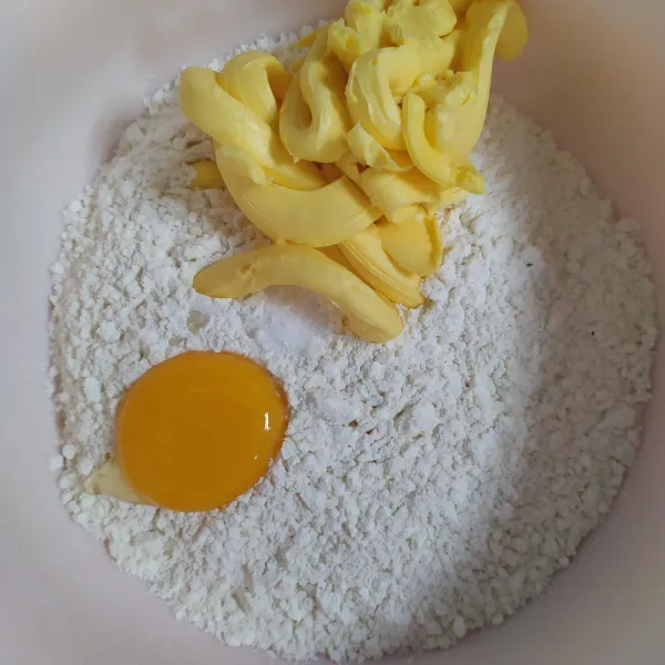 Masukkan dalam wadah tepung terigu, margarin, kuning telur dan garam, aduk menggunakan garpu.