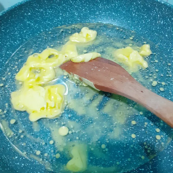 Masak air dan margarin hingga mendidih. Matikan api.