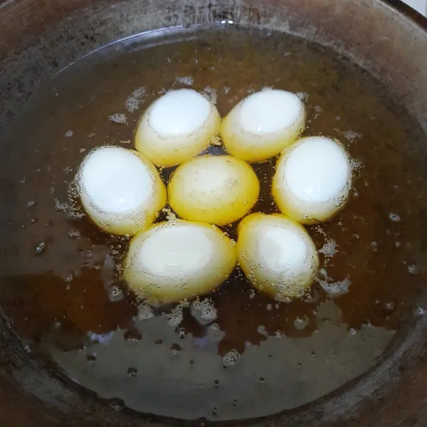 kupas telur lalu goreng setengah kering. angkat dan tiriskan.