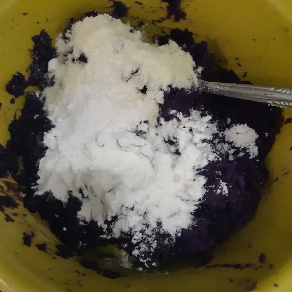 Tambahkan maizena, susu bubuk, dan garam. Aduk kembali sampai tercampur rata