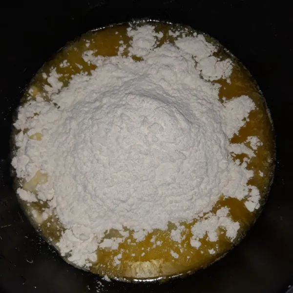 Masukkan tepung terigu dan vanilli. Aduk sampai tercampur rata.
