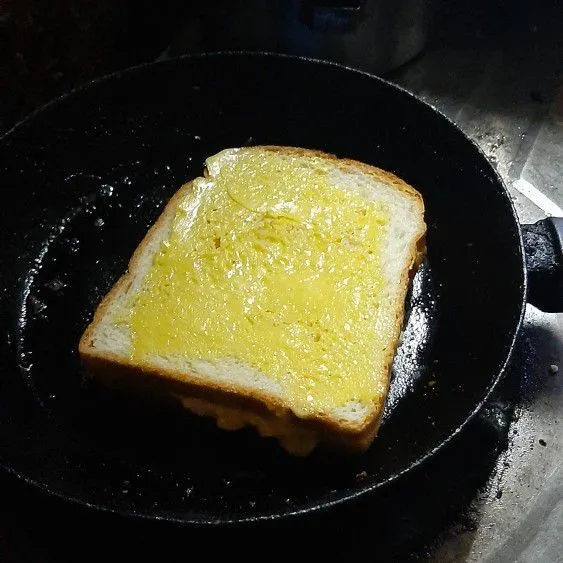 Toast di atas teflon (posisi api besar/ teflon yang sudah dipanaskan) dengan sedikit mentega dimasing-masing sisi roti.