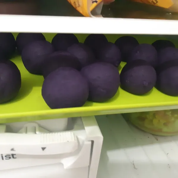 Masukan bola ubi ke dalam frezeer selama 30 menit sebelum digoreng