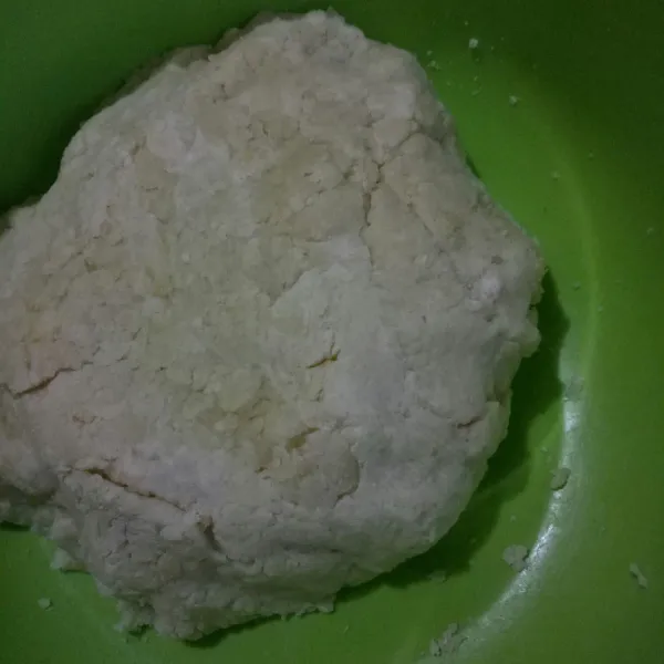 Aduk tepung hingga kalis. Tunggu hingga hangat.