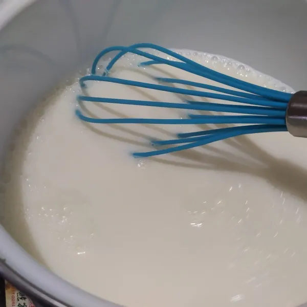 Masak 450mL susu dengan api kecil hingga hangat.