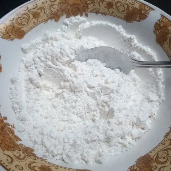 Campur rata tepung terigu, baking powder dan vanilli bubuk dalam mangkuk. Aduk rata. Sisihkan.