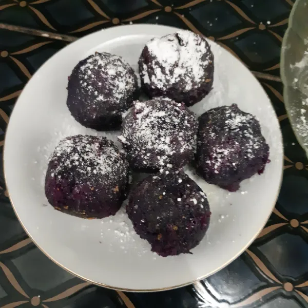 Angkat dn tiriskan, bisa ditambah taburan gula halus