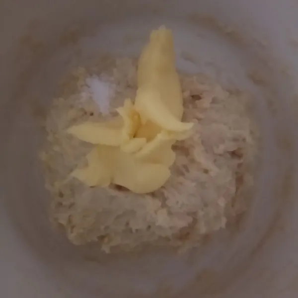 Tambahkan margarin dan garam, aduk lagi sampai benar-benar tercampur rata.