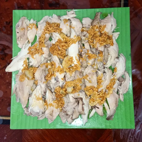Tuangkan minyak bawang yang sudah tercampur kecap asin ke atas suwiran ayam kampung dengan merata. Pak Cam Keh siap disajikan