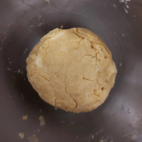 Tambahkan telur, ulen hingga kalis. Diamkan setengah jam.