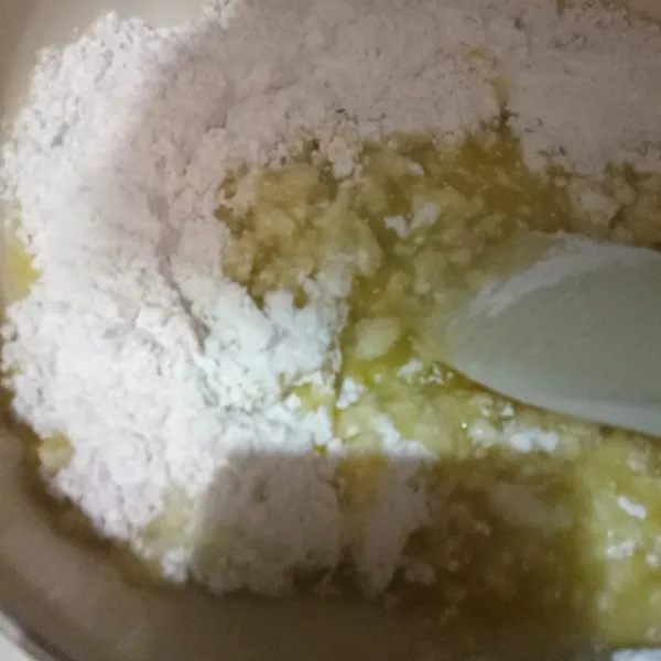 Matikan api, masukkan tepung,
