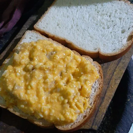 Tata di atas roti tawar lalu tutup dengan roti tawar yang lain.