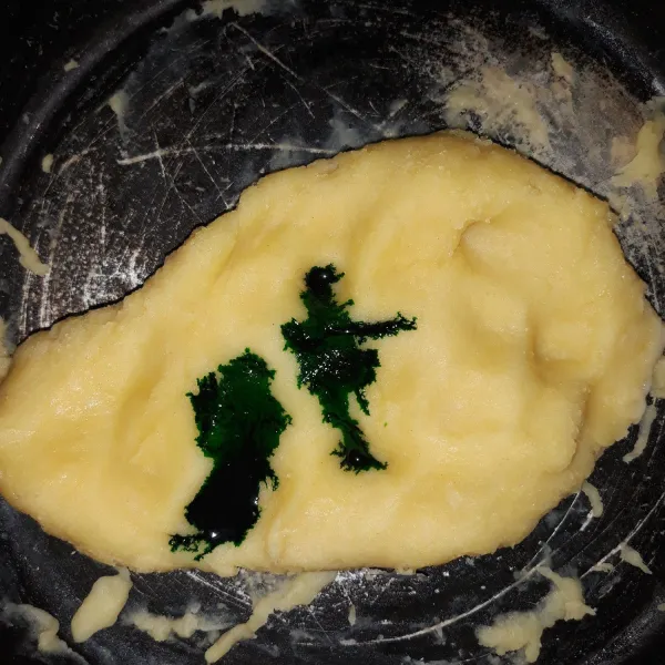 Beri 2 tetes pasta pandan.