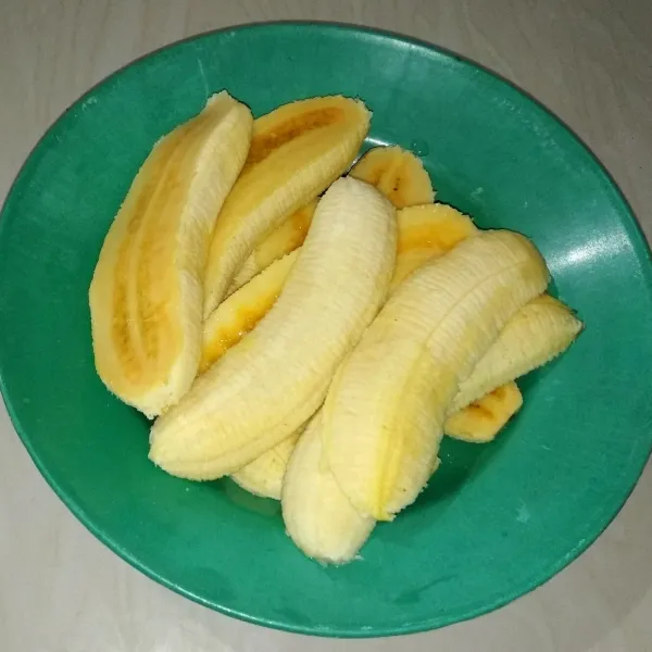Belah memanjang 1 buah pisang menjadi 3 bagian