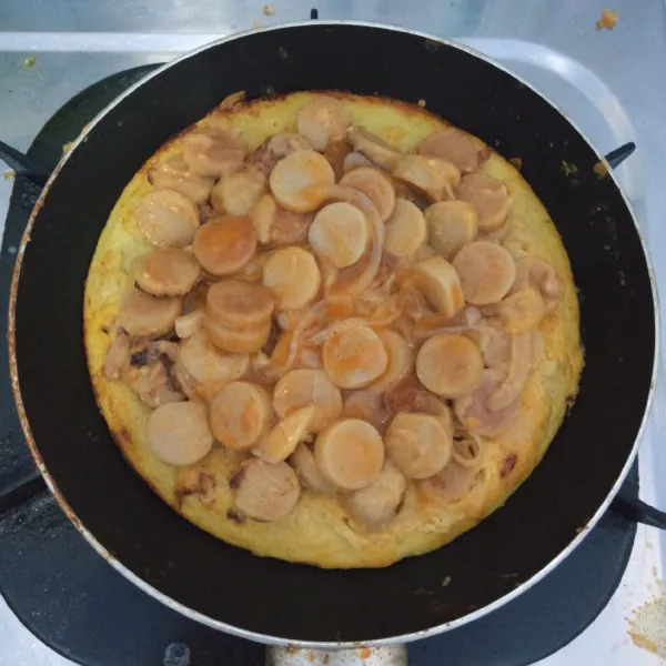 Beri toping diatasnya. Masak sampai matang. Angkat dan sajikan.