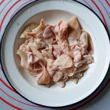 Buat Kulit Ayam Krispi: Potong kulit ayam seukuran bite size.