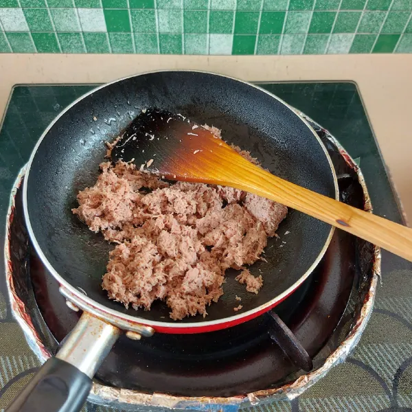Tumis daging  dgn butter. Tambahkan lada, pala dan garam. Tuangi larutan maizena, aduk rata sisihkan.