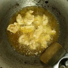 Goreng kulit ayam bertahap sampai kering kecokelatan. Tiriskan.