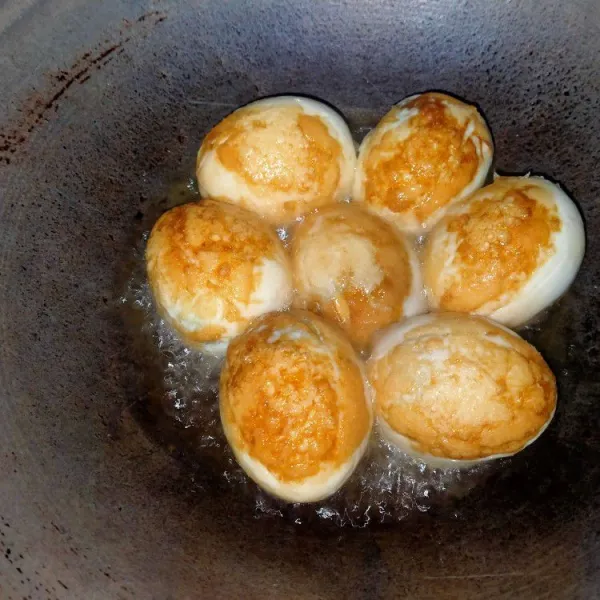 Goreng telur ke dalam minyak panas sampai kuning keemasan