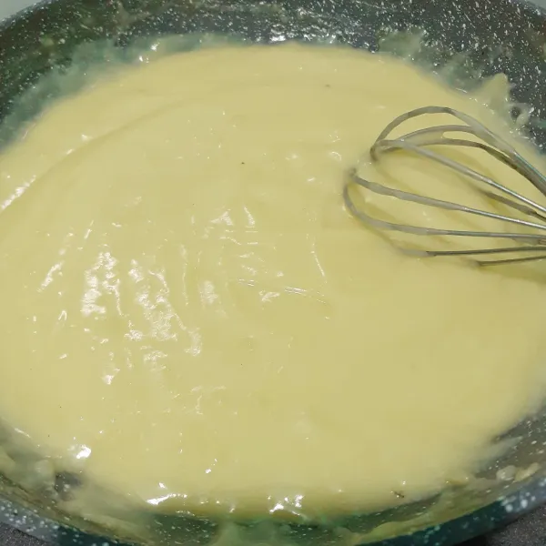 Masak susu, gula, dan garam hingga gula larut. Ambil 3 sdm campuran susu dan campur dengan maizena, terigu, dan kuning telur. Aduk rata menggunakan whisk. Tuang campuran maizena ke dalam susu dan masak hingga mengental. Matikan api. Tambahkan margarin dan aduk rata. Pindahkan ke wadah dan tutup dengan plastik wrap (menempel pada vla). Biarkan dingin. Sebelum digunakan, mixer hingga halus.