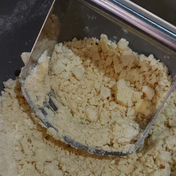 Dalam wadah campur rata tepung terigu dan gula halus. Masukkan butter, aduk rata menggunakan pisau pastry /sendok kayu sampai menjadi adonan yang berbutir.