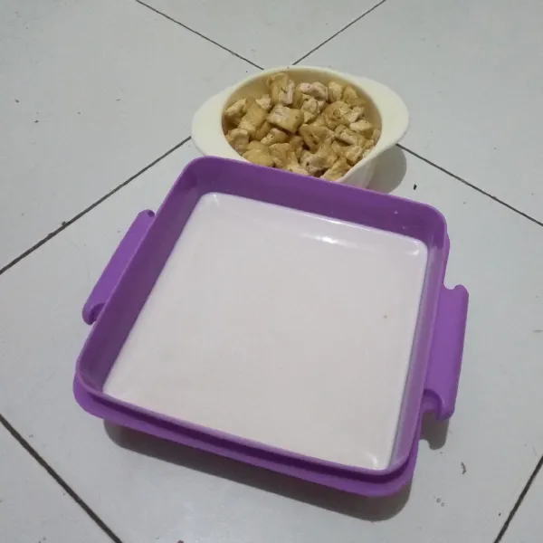 Siapkan santan kental dan encer. Potong-potong kecil tahu, kemudian goreng hingga setengah matang
