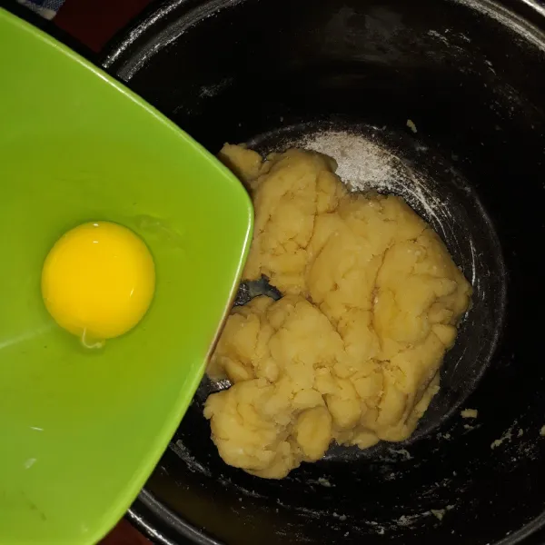 Masukkan 1 butir telur, adon sampai kalis.
