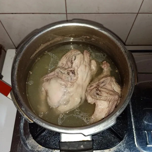Rebus ayam kampung hingga matang