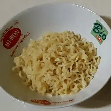 Tata mie instan di mangkok saji.