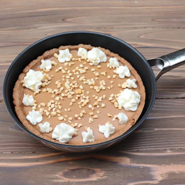 Dinginkan pie choco dan beri topping whipped cream taburan kacang, sajikan dingin.