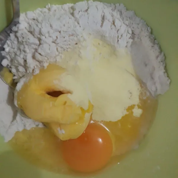 Campur tepung terigu, mentega, susu bubuk, air hangat dan telur. Uleni sampai kalis.