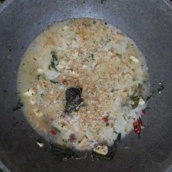 Masukkan santan kental bersama udang ebi. Aduk-aduk terus hingga matang sembari tes rasa. Sajikan