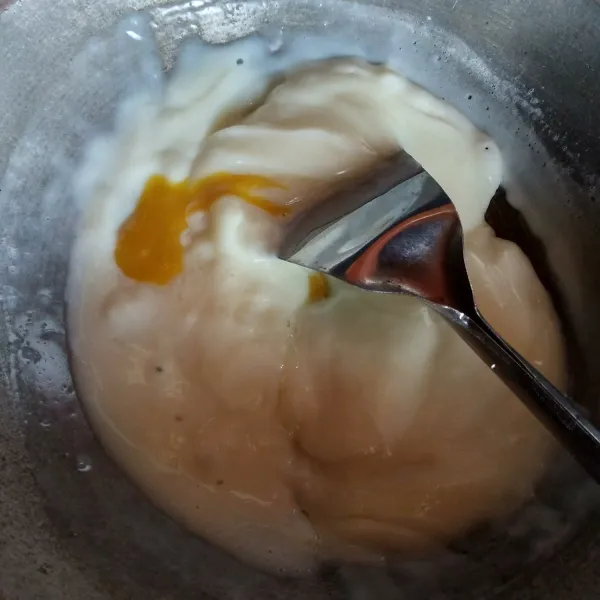 Selanjutnya buat vla. Masak susu cair dan gula hingga mendidih d gula larut, masukkan tepung maizena, aduk hingga mengental, masukkan kuning telur dan vanilla essen. Aduk rata.