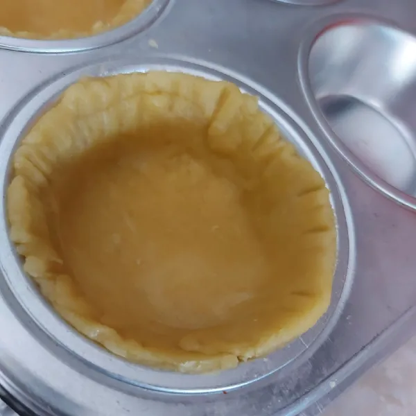 Tata di cetakan, diamkan di kulkas selama setengah jam. Oven hingga matang.