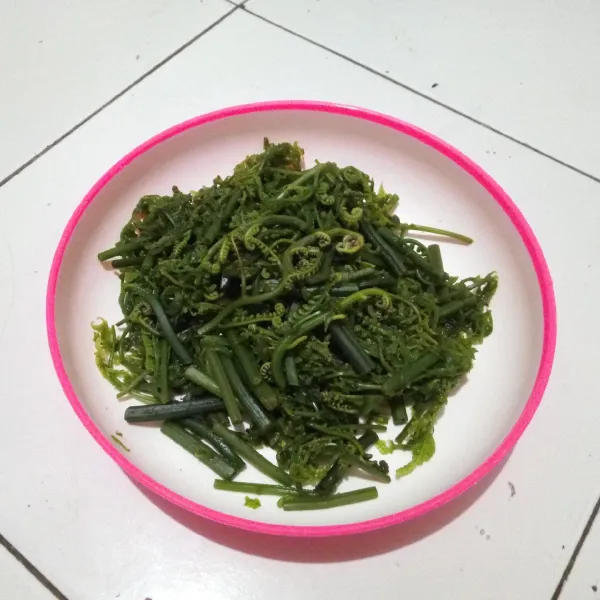Potong-potong pakis (ambil bagian yang muda), lalu cuci bersih sambil agak diremas. Didihkan air, masukkan pakis, lalu rebus selama 1-2 menit untuk mengurangi lendir dan rasa sepat. Tiriskan