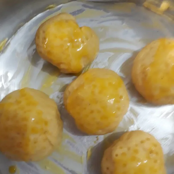 Olesi dengan kuning telur, tusuk atasnya dengan garpu.