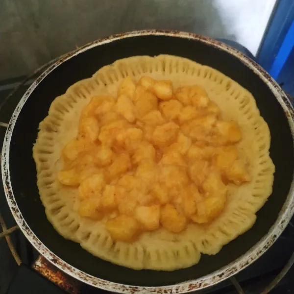 Tuang filling ke kulit pie. Panggang dengan api kecil sampai matang.