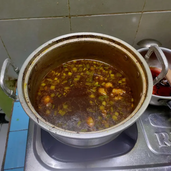 Masukkan kluwek halus, bumbu rawon BMM, bawang prei dan penyedap. Masak hingga daging empuk. Koreksi rasa. Sajikan dan taburi potongan daun seledri dan bawang goreng.