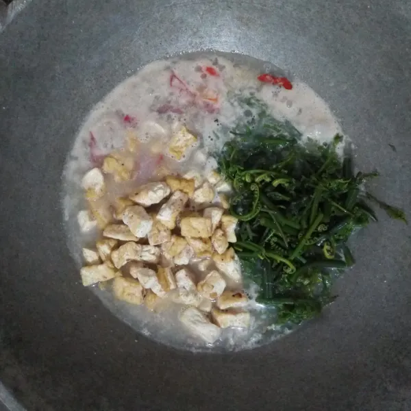 Masukkan pakis dan tahu, aduk-aduk perlahan