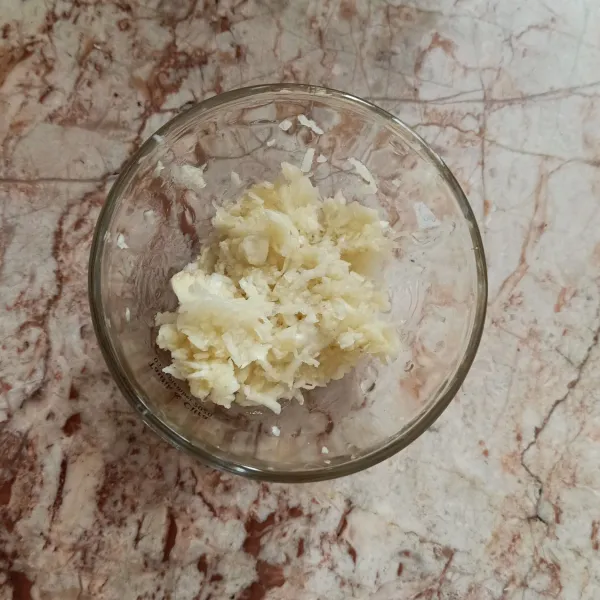 Parut bawang putih secukupnya