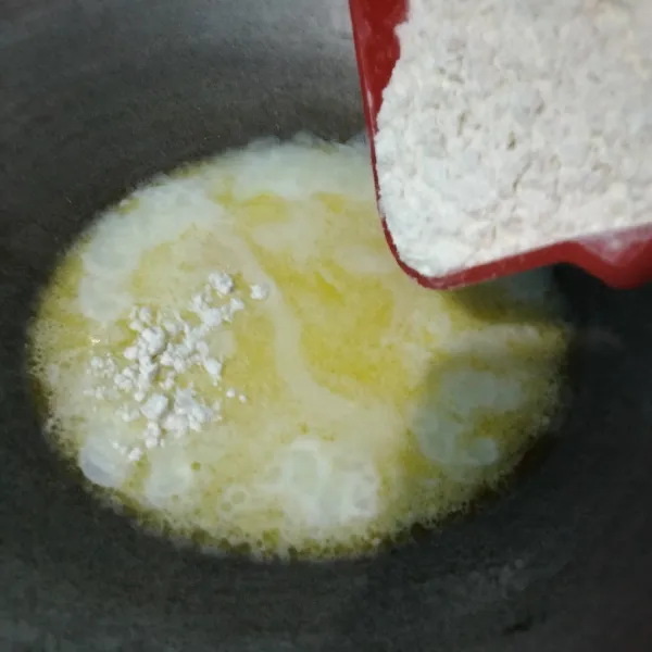 Setelah mendidih masukan tepung aduk merata.