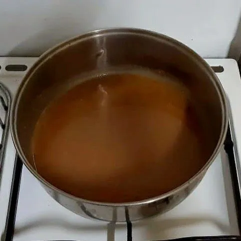 Untuk kuahnya. Siapkan air, masukan semua bumbu mie, masukan bumbu kacang, koreksi rasa. Tambahkan sedikit garam jika dirasa kurang terasa. Terakhir tuang larutan maizena. Aduk terus hingga mengental.