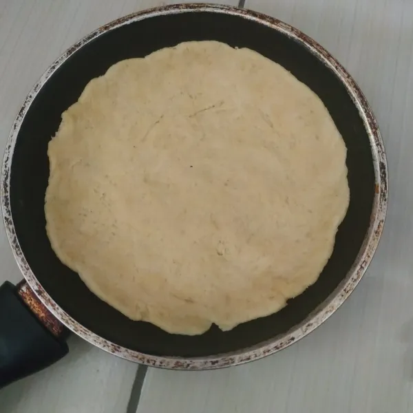 Pipihkan adonan di teflon.