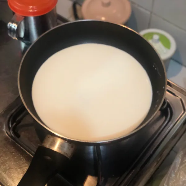 Untuk fla nya : campurkan tepung maizena, susu full cream dan gula pasir. Lalu masak hingga mengental. Terakhir beri 1/4 sdt vanilla.